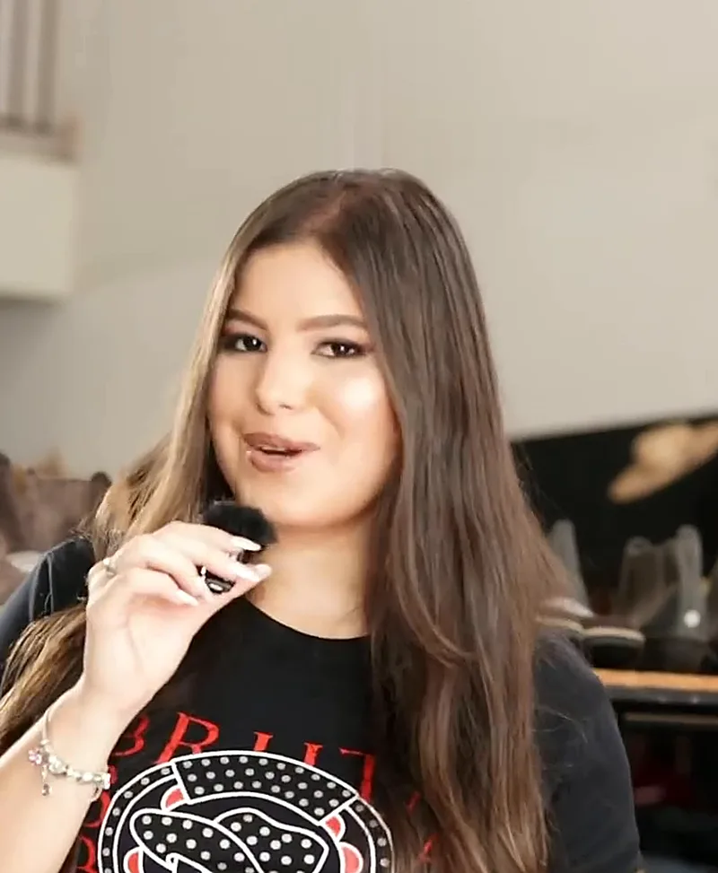 Vendedora da PRB na loja com calça jeans bordada